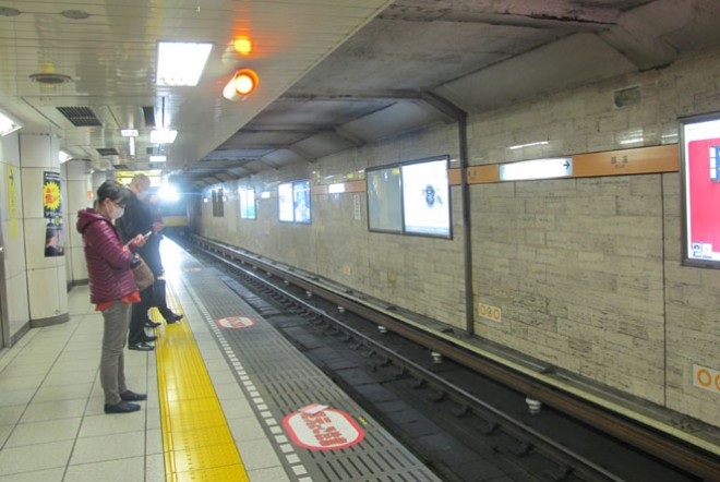 Khám phá hệ thống metro thu 7,2 triệu USD/ngày tại Tokyo - 9 Hành khách đợi tàu đến.