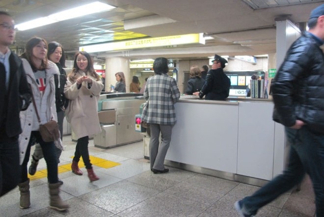 Khám phá hệ thống metro thu 7,2 triệu USD/ngày tại Tokyo - 4 Bản thân người viết đi 2 tuyến qua 8 nhà ga hết 201 Yên (tương đương 36.200 đồng).