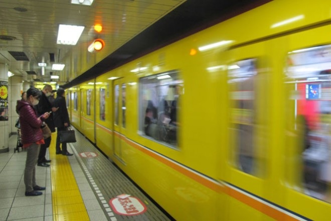 Khám phá hệ thống metro thu 7,2 triệu USD/ngày tại Tokyo - 6 Bản thân người viết đi 2 tuyến qua 8 nhà ga hết 201 Yên (tương đương 36.200 đồng).