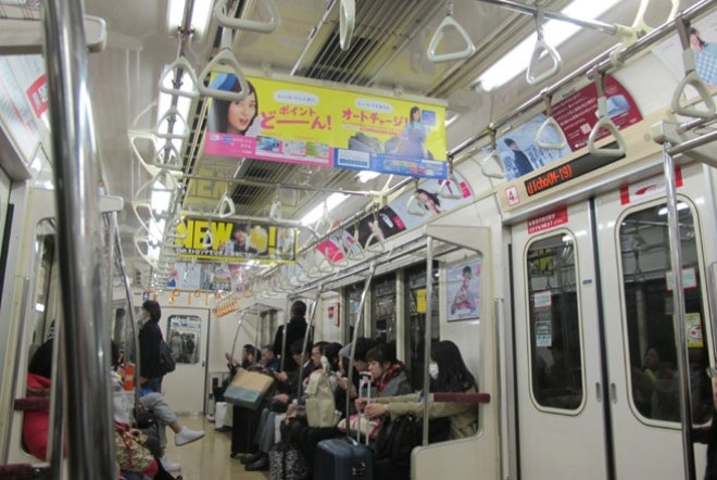 Khám phá hệ thống metro thu 7,2 triệu USD/ngày tại Tokyo - 7 Quảng cáo được tận dụng tối đa trên các toa tàu điện ngầm ở Tokyo.