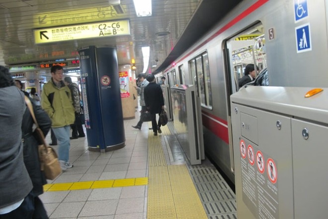 Khám phá hệ thống metro thu 7,2 triệu USD/ngày tại Tokyo - 8 Các ga tàu điện ngầm luôn luôn sạch.
