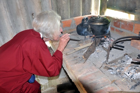 Một vị khách đang thổi cho lửa cháy to hơn