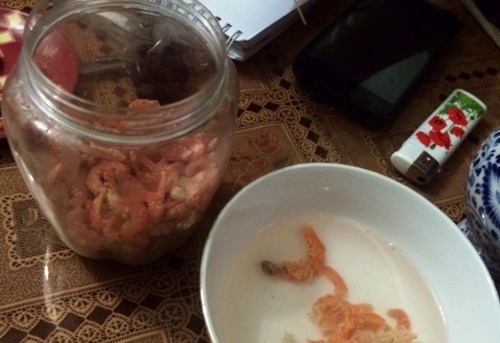 Hoảng sợ tôm khô cháy khét, ngâm hóa chất  - 1 Tôm khô nghi bằng nhựa ở TP. Hồ Chí Minh.