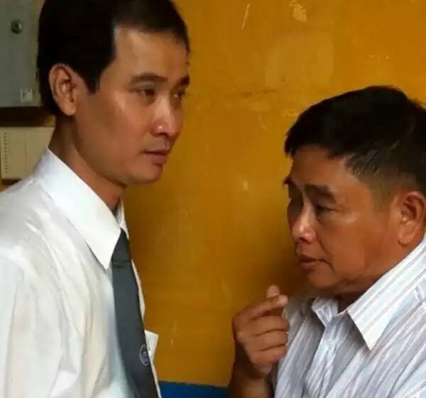 Luật sư Thi (bên trái) và ông Phương - đại diện gia đình bà Phát. Ảnh: Phùng Bắc
