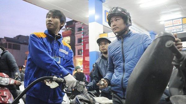 Giá xăng giảm kỷ lục tới 2.050 đồng mỗi lít xuống còn 17.880 đồng/lít vào ngày 22/12. Ảnh: Như Ý