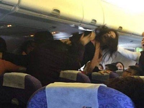 Hình ảnh hành khách Trung Quốc đánh nhau, gây hỗn loạn trên chuyến bay