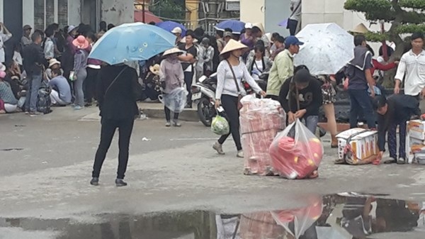 Ùn ùn đổ về cửa khẩu sang Trung Quốc xách hàng thuê - 5 Hàng hóa được xách từ Trung Quốc về.