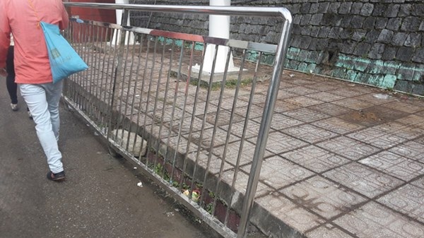 Ùn ùn đổ về cửa khẩu sang Trung Quốc xách hàng thuê - 6 Hàng rào phân luồng tránh chen lấn và xô đẩy.
