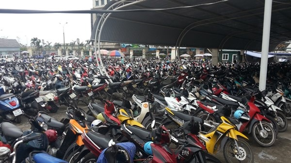 Ùn ùn đổ về cửa khẩu sang Trung Quốc xách hàng thuê - 7 Bãi xe của những người làm thủ tục sang Trung Quốc xách hàng
quá tải.