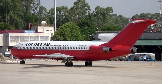Thanh lý máy bay vô chủ đỗ suốt 7 năm ở Nội Bài - 1 Chiếc máy bay Boeing 727-223 dầm mưa dãi nắng 7 năm qua tại sân bay Nội Bài. Ảnh: VEF