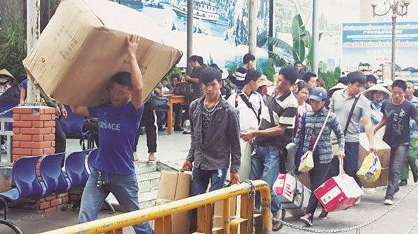 Thùng to, thùng nhỏ chen nhau về cửa khẩu