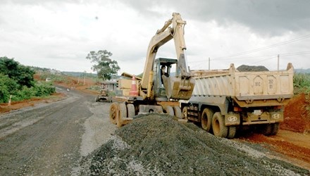 Nợ tràn lan do đâu? - 1 Nợ đọng xây dựng cơ bản hình thành một phần do phân cấp đầu tư nhưng thiếu giám sát. Ảnh: Sỹ Lực.