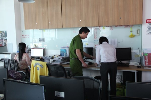 Giám đốc cầm đầu đường dây đánh bạc trực tuyến nghìn tỷ - 3 Công an khám xét tại văn phòng của Công Hưng. Ảnh Việt Văn