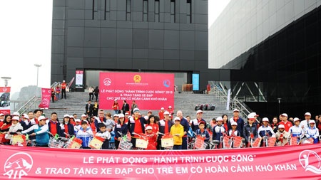 Tiếp thêm động lực cho trẻ em nghèo đến trường