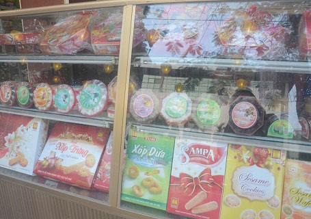 Thị trường bánh kẹo Tết Ất Mùi: Chiếm lĩnh bằng hương vị cổ truyền - 3 Những sản phẩm mang hương vị cổ truyền vẫn được nhiều người tiêu dùng lựa chọn.