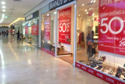 Tan tành giấc mộng "thiên đường" mua sắm phía Tây - 2 Khuyến mại lớn nhưng vẫn vắng người mua. (ảnh:D.Anh)