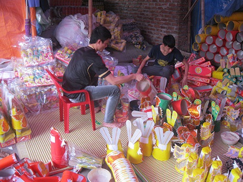 Làng vàng mã Đông Hồ (tỉnh Bắc Ninh) tấp nập vào vụ sản xuất phục vụ Tết Ảnh: Nguyễn Hưởng