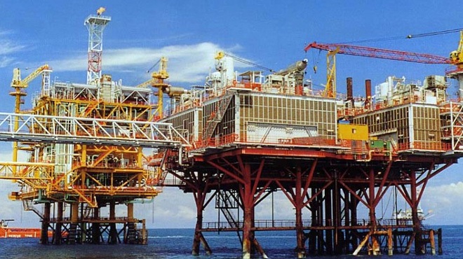 Cơ quan quản lý Việt Nam sẽ phải đắn đo việc giảm sản lượng, tăng thuế, cân đối thu chi...