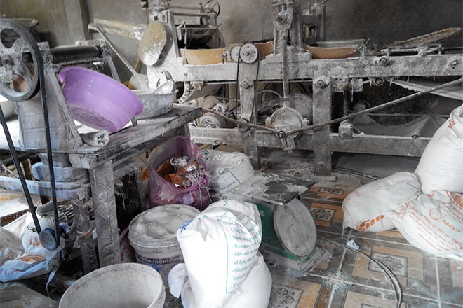 Máy móc, nguyên liệu sản xuất bánh kẹo “ngoại”. Ảnh: Thông Chí - Cao Nguyên