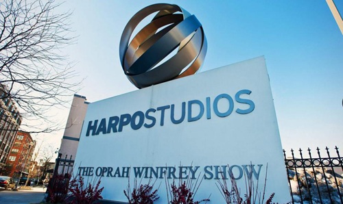 Mở một kênh truyền hình riêng như người dẫn chương trình truyền hình Mỹ Oprah Winfrey.