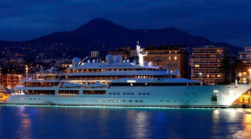 Sở hữu siêu du thuyền giống với chiếc Katara dài 124 mét của Tiểu vương Qatar.