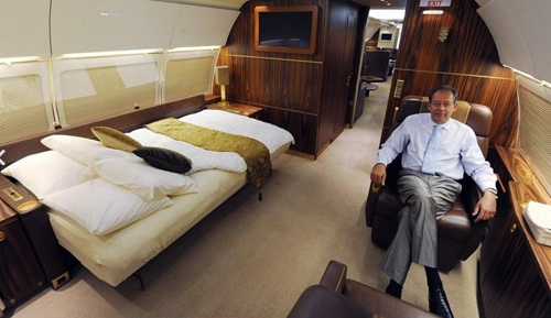 Mua một chiếc máy bay riêng, giống chiếc Airbus A310 trong ảnh, trị giá khoảng 46 triệu USD.