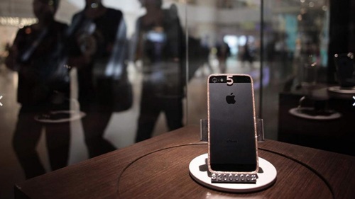Mua một chiếc điện thoại iPhone nạm viền kim cương với giá 25.000 USD.