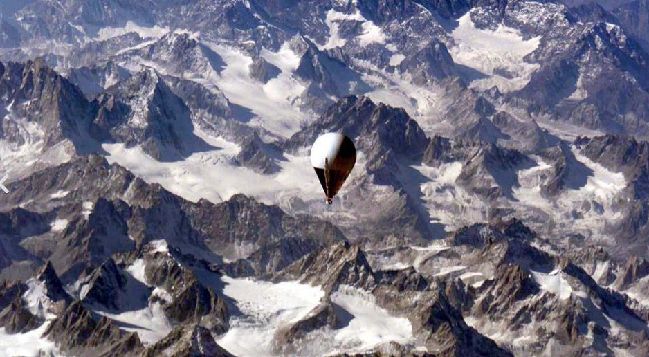 Lập kỷ lục bay vòng quanh thế giới bằng khinh khí cầu như tỷ phú Richard Branson.