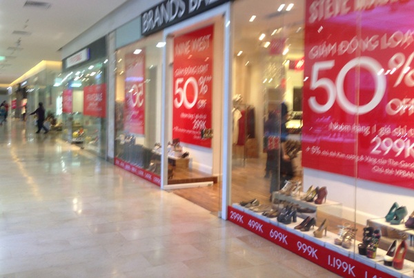 Các dãy hàng thời trang gây chú ý với biển giảm giá lên tới 50%