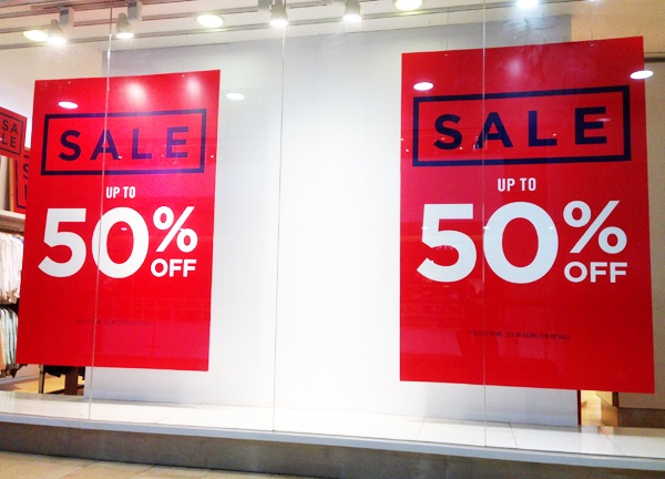 Các dãy hàng thời trang gây chú ý với biển giảm giá lên tới 50%