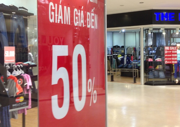 Các dãy hàng thời trang gây chú ý với biển giảm giá lên tới 50%