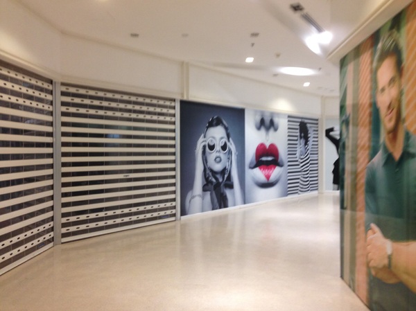 Nhiều gian hàng trống vì không có khách thuê