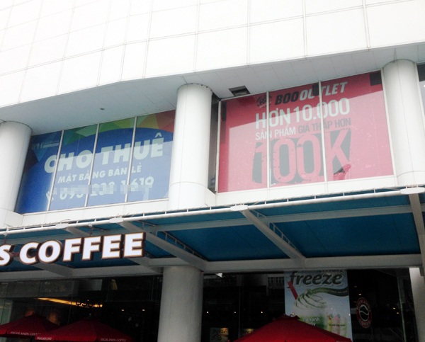 Nhiều gian hàng trống vì không có khách thuê