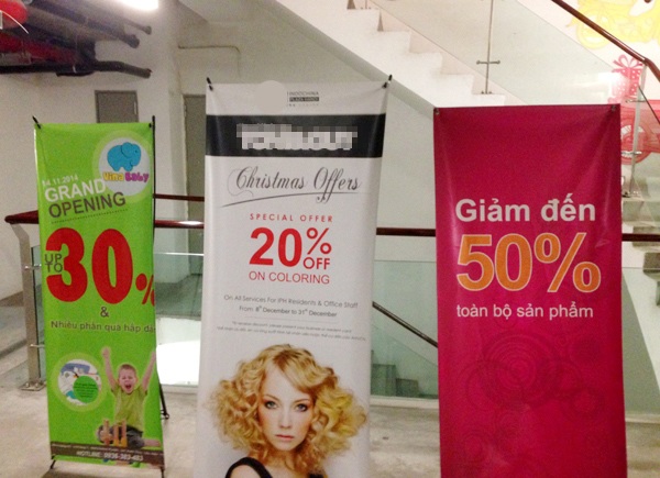 Nhiều gian hàng trống vì không có khách thuê