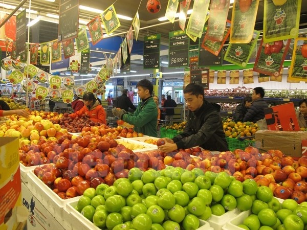 Siết chặt nhập táo từ Hoa Kỳ do nghi nhiễm vi khuẩn gây chết người - 1 Người tiêu dùng mua hoa quả tại siêu thị. (Ảnh: Đức Duy/Vietnam+)