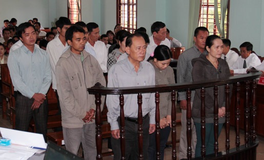 Có 14 bị cáo của doanh nghiệp và 2 chi nhánh ngân hàng phải hầu tòa