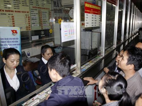 Khách mua vé tại bến xe miền Đông, Tp. Hồ Chí Minh. Ảnh: Hoàng Hải - TTXVN