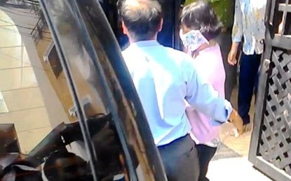 Nữ cán bộ Hải quan sân bay Tân Sơn Nhất câu kết buôn lậu - 1 Lê Nguyễn Thị Ái Trâm (che khẩu trang) bị áp giải ra khỏi nhà riêng.