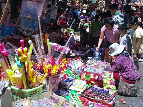 “Chết ngộp” với hàng Trung Quốc - 1 Đồ chơi Trung Quốc bày bán tràn lan tại phố Hàng Mã, TP Hà Nội. Ảnh: Thùy Dương