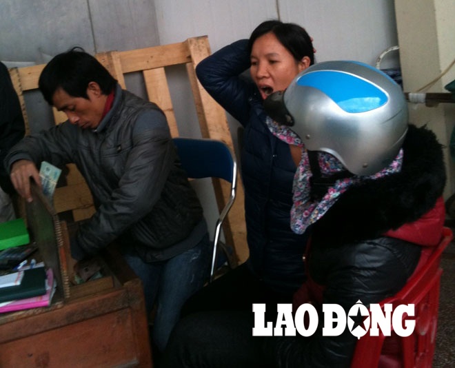 Truy tìm nguồn gốc mực giá bèo trong đường dây tẩy trắng, tiêu thụ mực bẩn - 3 Cường (bên trái) cho biết: Toàn bộ mực giả rẻ được nhập về từ Đài Loan.