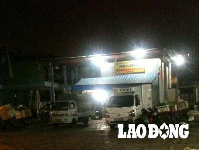 Truy tìm nguồn gốc mực giá bèo trong đường dây tẩy trắng, tiêu thụ mực bẩn - 4 Cường (bên trái) cho biết: Toàn bộ mực giả rẻ được nhập về từ Đài Loan.