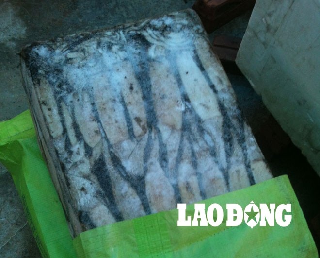 Truy tìm nguồn gốc mực giá bèo trong đường dây tẩy trắng, tiêu thụ mực bẩn - 1 Mực để đông đá từ kho mang ra có mầu nhợt nhạt.