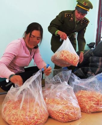 Bằng chứng mực khô làm từ cao su là có thật - 1 Mực khô làm bằng sắn và cao su bị thu giữ.