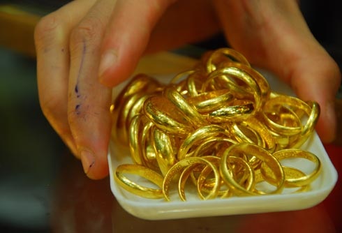 Mua nhẫn vàng tròn trơn trôi nổi – người tiêu dùng thiệt thòi không biết kêu ai - 1 Nhẫn tròn trơn không ép vỉ đã hết thời