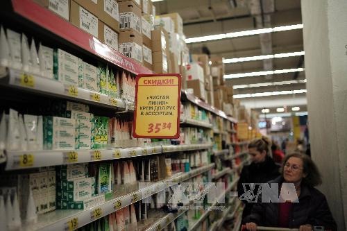 Nga lên kế hoạch chống khủng hoảng trị giá 21 tỷ USD - 1 Người dân Nga mua sắm tại siêu thị ở Moskva. Ảnh: THX-TTXVN