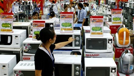 Cảnh giác “bẫy” khuyến mại ảo - 1 Các trung tâm điện máy thi nhau bày hàng hạ giá. Ảnh: Hồng Vĩnh.