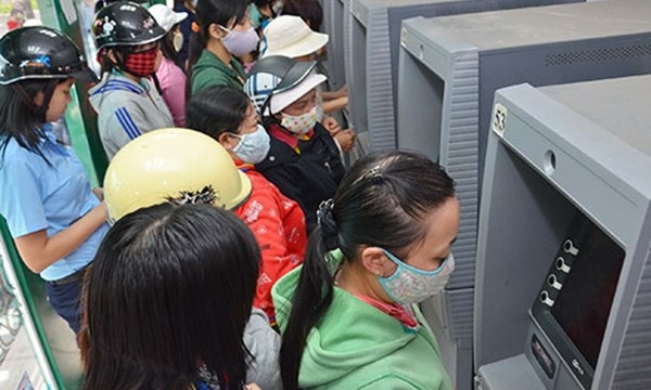 Nhọc nhằn dân quê đi rút tiền ngân hàng tiêu Tết - 1 Sức ép từ nông thôn