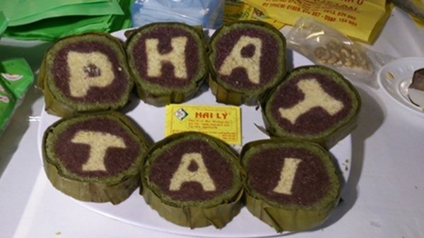 2 triệu đồng/ngày công gói bánh tét - 2 7 chiếc bánh tét có chữ “phát tài” bên trong.