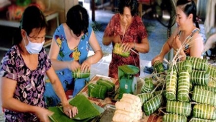 2 triệu đồng/ngày công gói bánh tét - 1 Gói bánh tét ở Trà Cuôn.