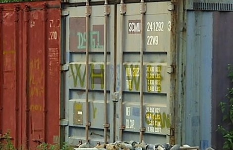 Số hóa chất “đểu” nhập về của Besra vẫn nằm chất đống suốt ba năm nay. Ảnh: TT